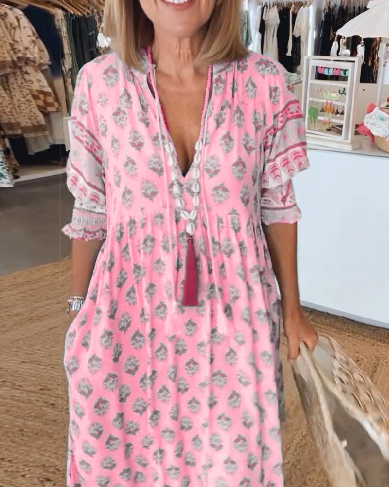 Robe midi Mana à imprimé floral rose, plan rapproché du buste
