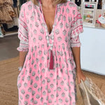Robe midi Mana à imprimé floral rose, plan rapproché du buste