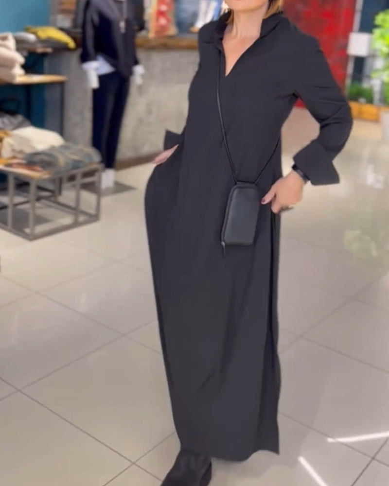 Robe longue Sylvie noire, vue de face, main sur la hanche