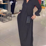 Robe longue Sylvie noire, vue de face, main sur la hanche
