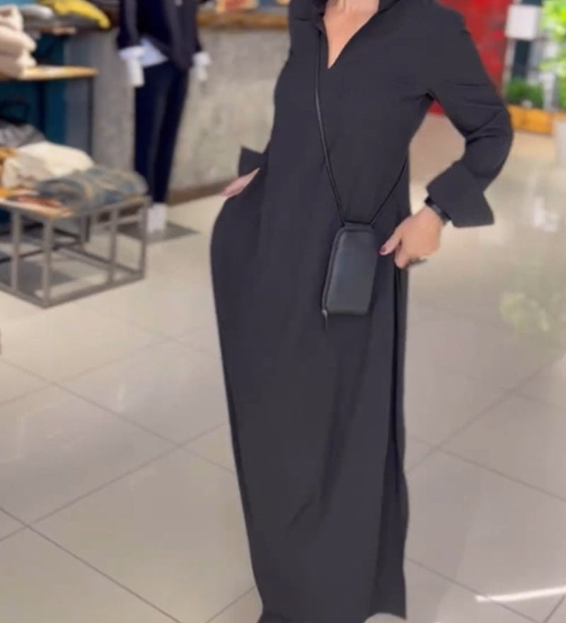 Robe longue Sylvie noire, vue de face, main sur la hanche