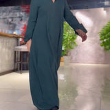 Robe longue Sylvie verte, col à revers, manches longues et fente