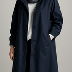 Colette – trench porté par un mannequin, photo en pied