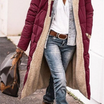 Margaux – manteau réversible porté par un mannequin, photo en pied