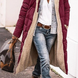 Margaux – manteau réversible porté par un mannequin, photo en pied
