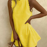Robe courte Mia jaune, sans manches, encolure haute et bords festonnés