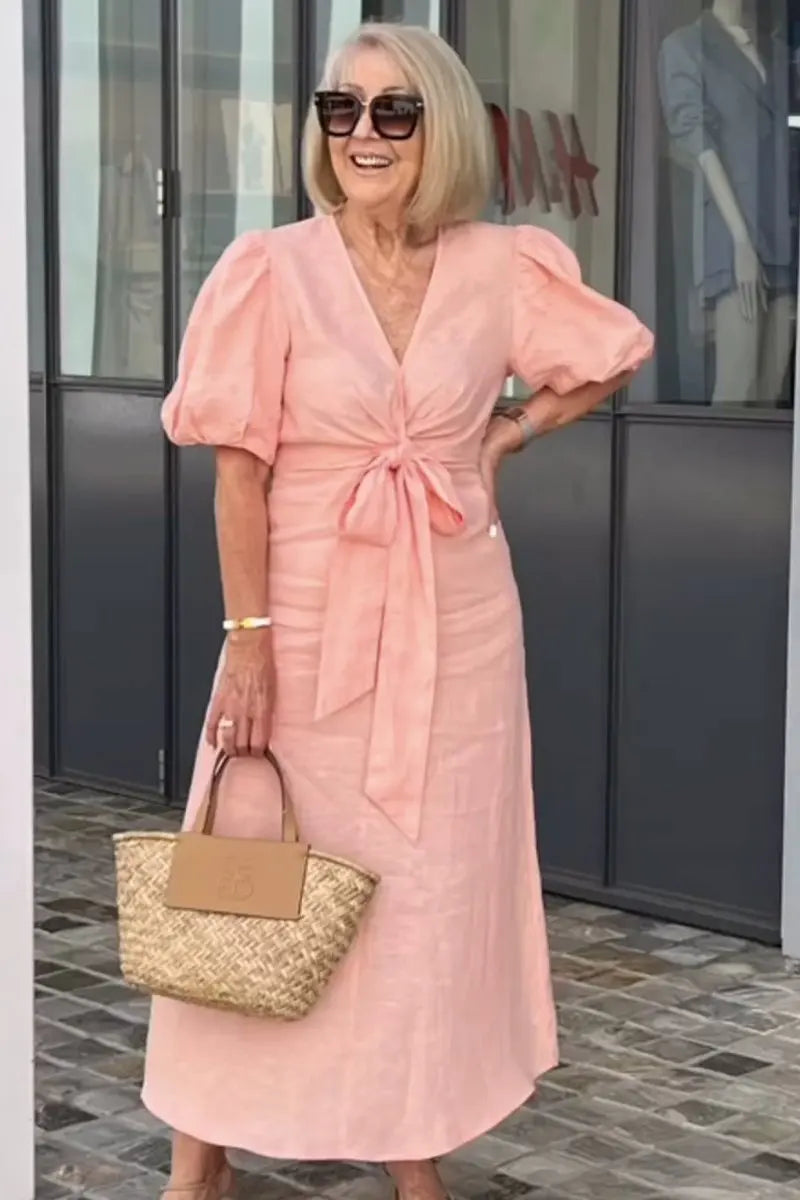 Robe midi Lynora rose, encolure en V avec nœud à la taille et manches bouffantes