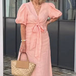 Robe midi Lynora rose, encolure en V avec nœud à la taille et manches bouffantes