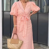 Robe midi Lynora rose, encolure en V avec nœud à la taille et manches bouffantes