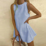 Robe courte Mia bleu clair, sans manches, encolure haute et bords festonnés