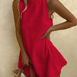 Robe courte Mia rouge, sans manches, encolure haute et bords festonnés
