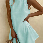 Robe courte Mia turquoise, sans manches, encolure haute et bords festonnés