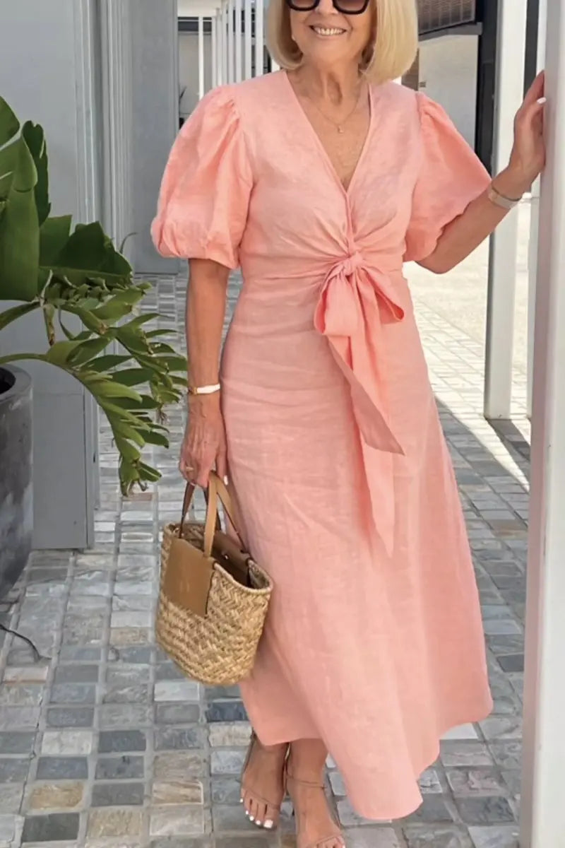 Robe midi Lynora rose, vue de face en extérieur